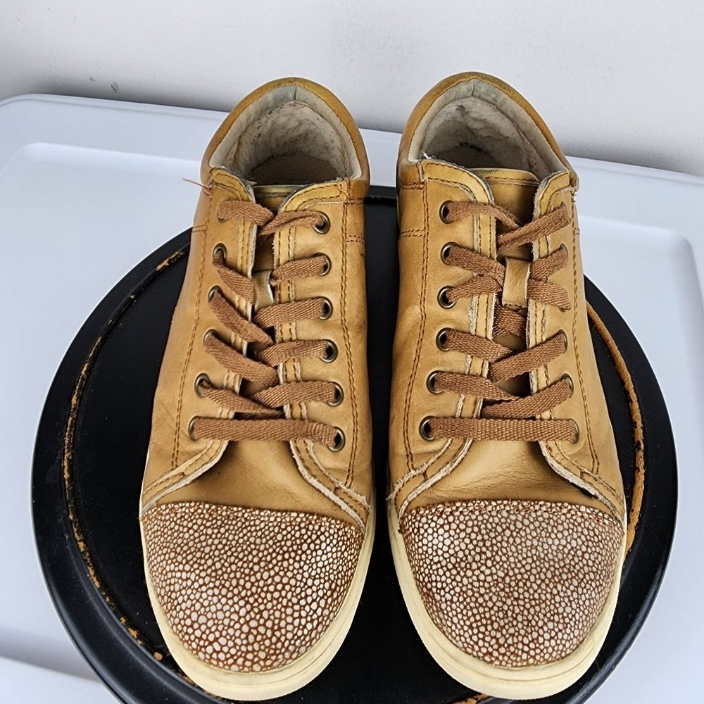 UGG Australia Taya Tan Leather Sneakers Silver Metallic Detail Women's 9.5 - Picture 5 of 10